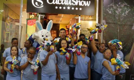 Crianças assistidas pela Apae Salvador ganham ovos de Páscoa em ação do Shopping Itaigara em parceria com a Cacau Show