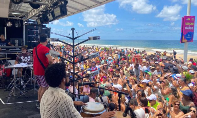 FESTIVAL VIVA SALVADOR: MUDEIDENOME CELEBRA CAPITAL BAIANA ARRASTANDO UM MAR DE GENTE NA TRADICIONAL VOLTA NO PARQUE