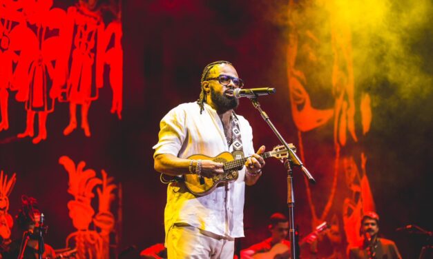 Xande de Pilares lota Concha Acústica do TCA em estreia da Turnê ‘Xande Canta Caetano’