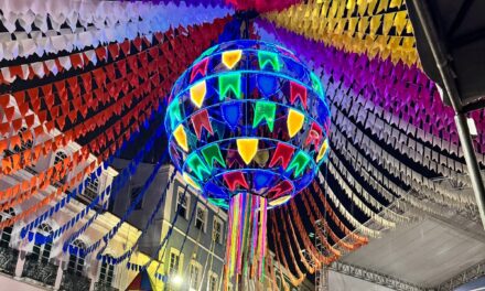 Bandeirolas, portais e balões gigantes enfeitam Pelourinho para o São João da Bahia