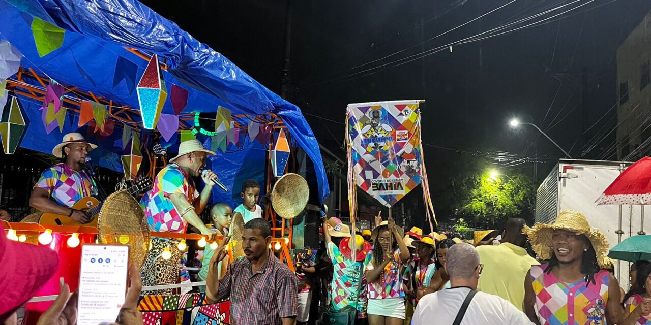 Nonato Sanskey e Samba Mucum’G arrastaram uma multidão no desfile de Samba Junino no Garcia na noite de São João