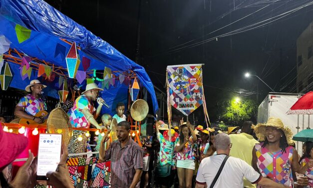 Nonato Sanskey e Samba Mucum’G arrastaram uma multidão no desfile de Samba Junino no Garcia na noite de São João