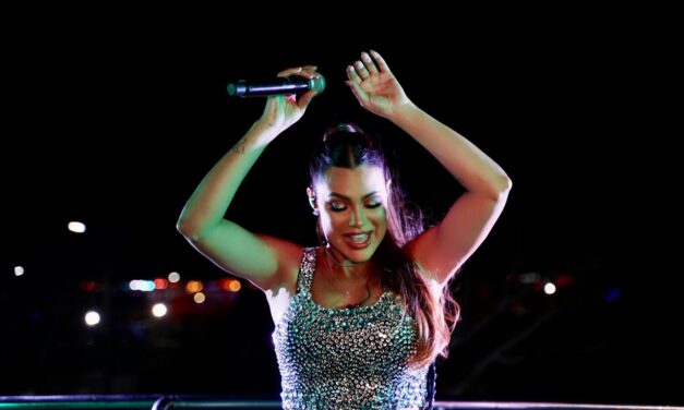 Vina Calmon arrasta multidão em sua estreia solo