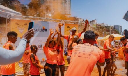 Dia das Crianças: Associação de Remo Salvador e clube de Canoagem Kaiaulu Va’a promovem manhã de esportes na Praia da Preguiça