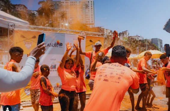 Dia das Crianças: Associação de Remo Salvador e clube de Canoagem Kaiaulu Va’a promovem manhã de esportes na Praia da Preguiça