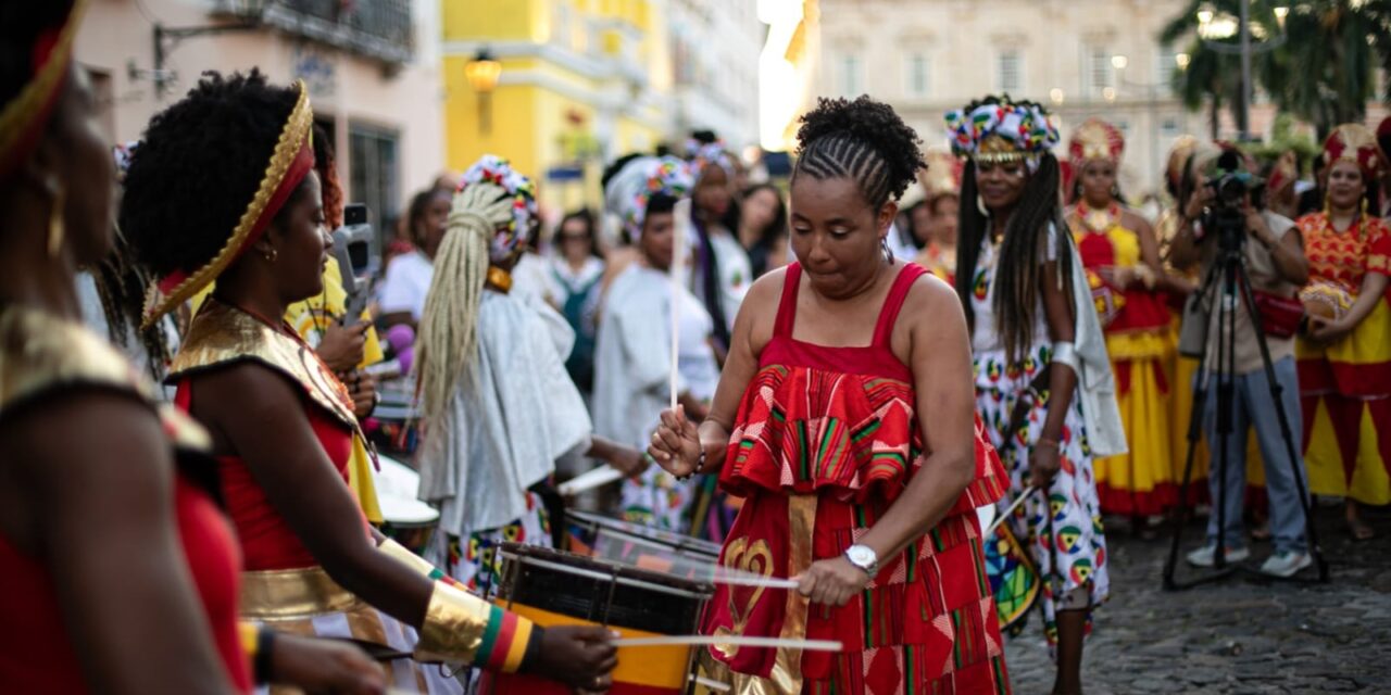 Cortejo de percussionistas celebra força feminina nas ruas do Pelourinho