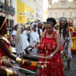 Cortejo de percussionistas celebra força feminina nas ruas do Pelourinho