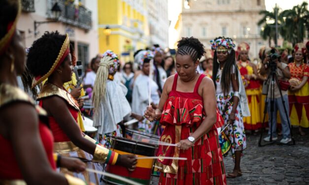 Cortejo de percussionistas celebra força feminina nas ruas do Pelourinho