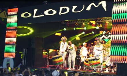 Avisa lá que todo mundo vai descer na Benção do Olodum