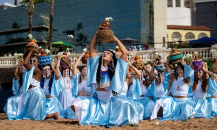 Orquestra Agbelas reúne 100 vozes e xequerês para celebrar Iemanjá