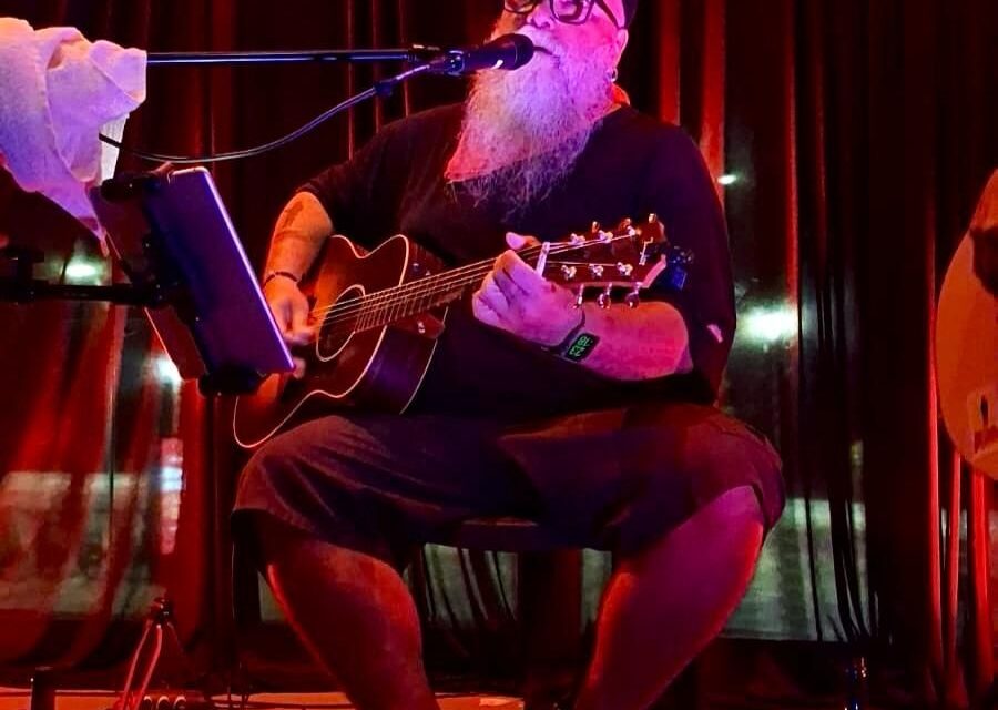 Márcio Mello faz última apresentação da temporada de “Punk Acústico”, no Rio Vermelho