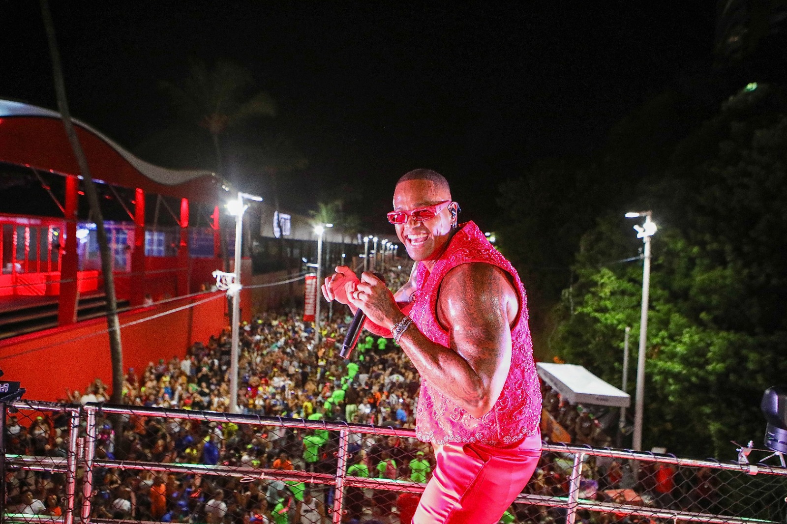 Do Hit Léo Santana embala legião de foliões com sequência de hits durante o ...