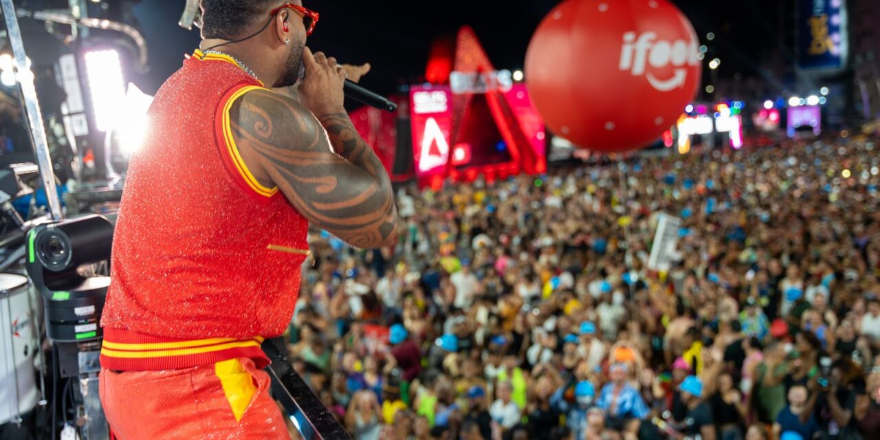 Estreia solo de Tony Salles no Carnaval tem nostalgia, hits e presença de Scheila Carvalho na pipoca  O cantor Tony Salles deu início à sua jornada solo no Carnaval de Salvador em grande estilo, levando ao circuito Barra-Ondina um show repleto de emoção, nostalgia e muito swing. A apresentação, que marcou sua estreia oficial na folia como artista solo, trouxe um repertório especial, revisitando sucessos de todas as fases de sua carreira, incluindo sua passagem pelo grupo Cafuné, onde ganhou projeção nacional com o hit Fissura.  Um dos momentos marcantes da noite foi a presença de Scheila Carvalho, que não apenas subiu no trio ao lado de Tony, mas também desceu para a pipoca, dançando e celebrando com os foliões, em uma cena de pura energia e conexão com o público.  Além da nostalgia, Tony também apostou em novidades para agitar a festa. A música Aposta, que já ultrapassa 2 milhões de visualizações no YouTube, foi um dos destaques do show, colocando todo mundo para dançar. Outro hit que sacudiu os foliões foi Vetinha, que originalmente conta com a participação de Henry Freitas.  Com figurino assinado por Ziza Calhau e um repertório que equilibra clássicos e lançamentos, Tony Salles mostrou que sua nova fase na música veio para ficar. A estreia foi apenas o começo de uma maratona que promete marcar o Carnaval de 2025.  Seguindo com a agenda da folia, na sexta-feira (28), o cantor anima a pipoca no Campo Grande e se apresenta também no Camarote Planeta Band.