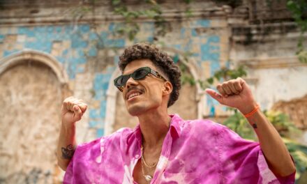 Jalmy homenageia Carlinhos Brown em show gratuito e dançante na Casa do Comércio