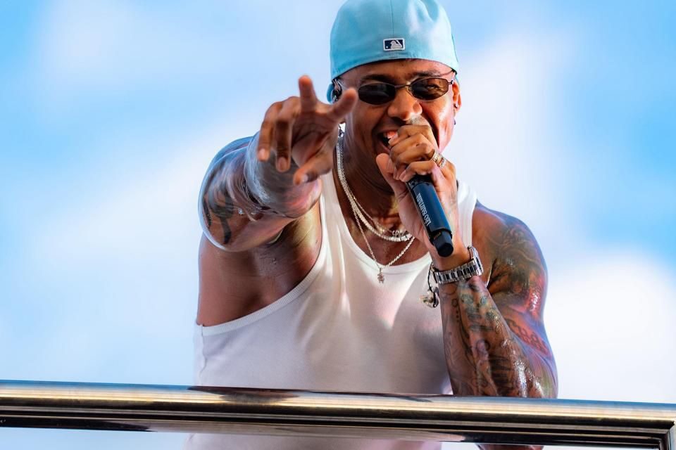 Léo Santana arrasta multidão em último dia da Micareta de Feira