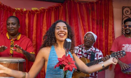Mirceia Jordana lança clipe de “Beijo Vadio” com cenas em Santo Amaro (BA) e Samba do Quilombo dos Pintos