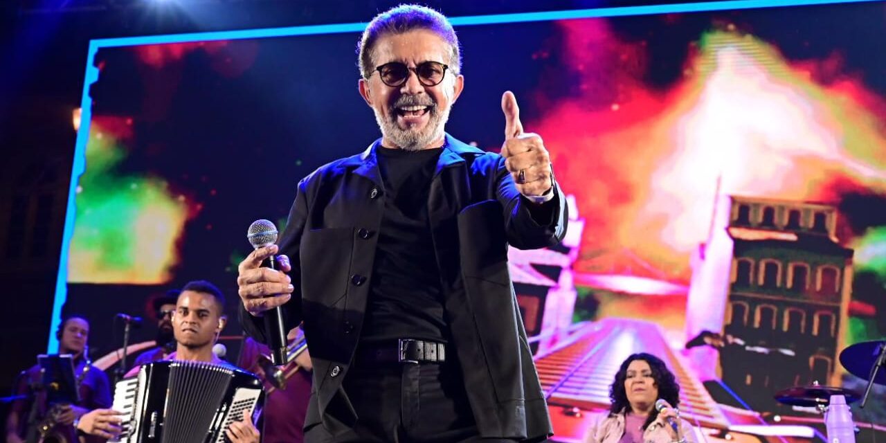 Negra Cor, Olodum, Adelmário Coelho e mais: artistas levam multidão que lota o Largo do Pelourinho neste domingo (22)