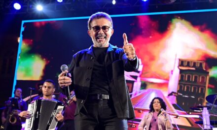 Negra Cor, Olodum, Adelmário Coelho e mais: artistas levam multidão que lota o Largo do Pelourinho neste domingo (22)