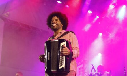Em noite com Mestrinho e Virgílio, Largo do Pelourinho fica lotado neste sábado (21)