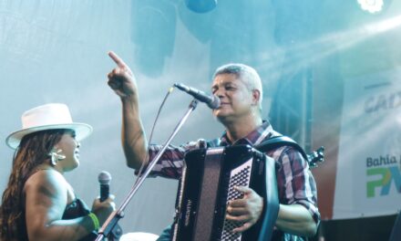 Terceira noite do São João no Terreiro de Jesus esquenta o Pelô com forró, batidão e romantismo