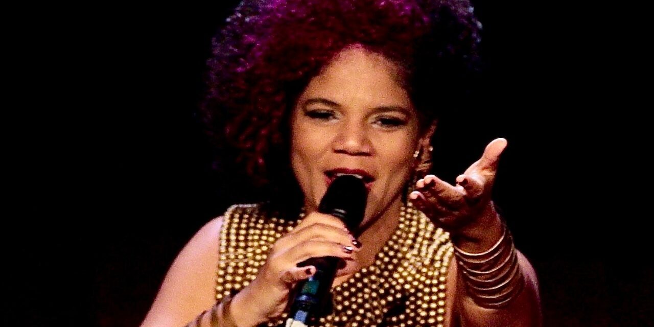 Juliana Ribeiro lança nova música em show no Teatro SESI Rio Vermelho