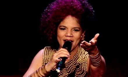 Juliana Ribeiro lança nova música em show no Teatro SESI Rio Vermelho