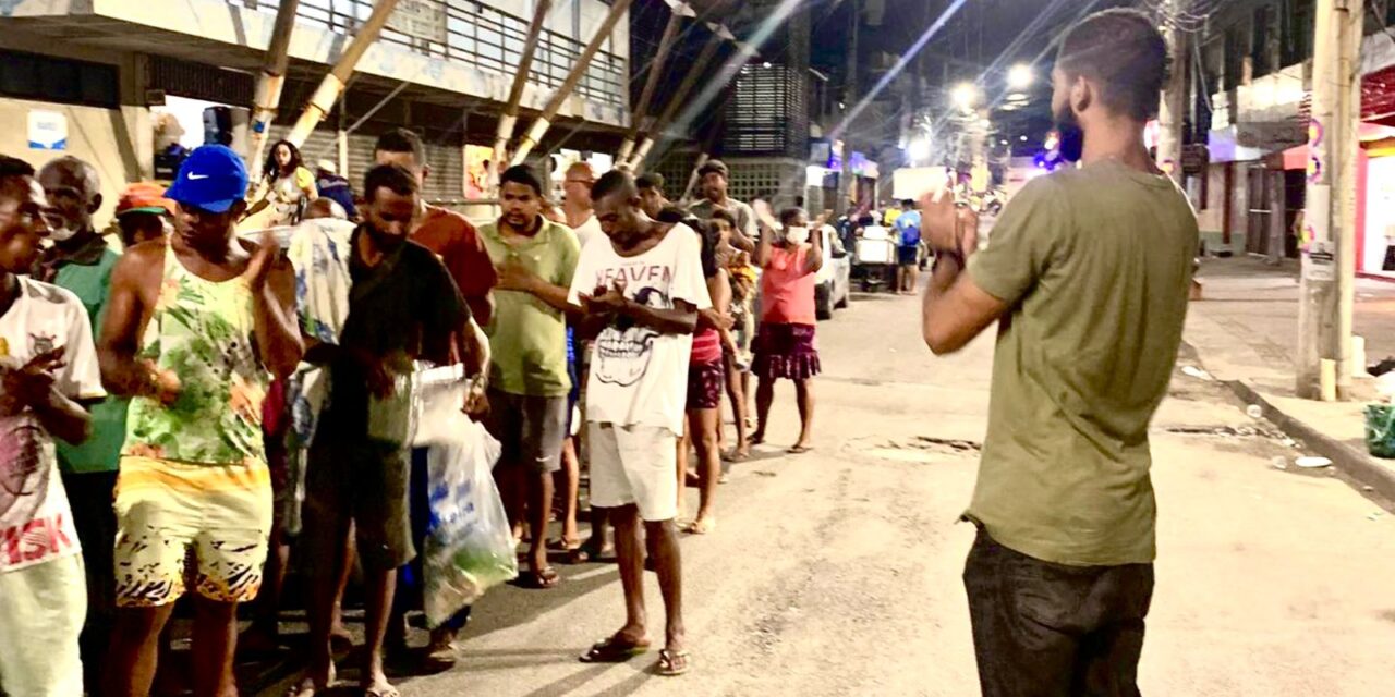 Jovem lidera projeto social que atende moradores de rua em Salvador