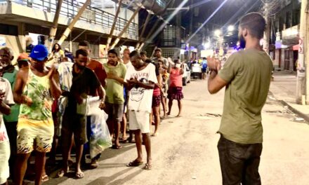 Jovem lidera projeto social que atende moradores de rua em Salvador