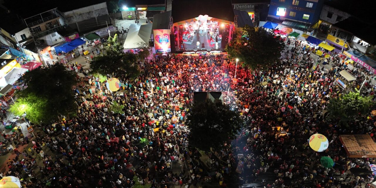 Mistura de axé e forró embala multidão na segunda noite de São João em Paripe