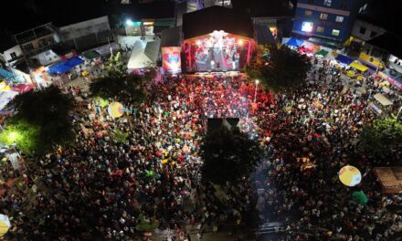 Mistura de axé e forró embala multidão na segunda noite de São João em Paripe
