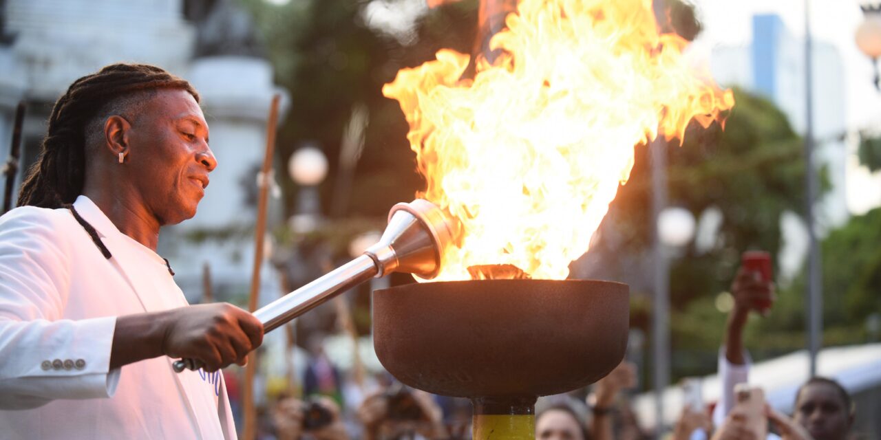 Chegada do Fogo Simbólico ao Campo Grande encerra desfile cívico do 2 de Julho em Salvador