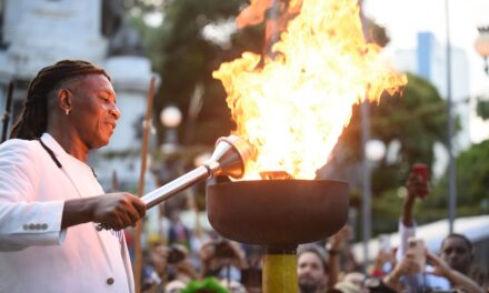 Chegada do Fogo Simbólico ao Campo Grande encerra desfile cívico do 2 de Julho em Salvador