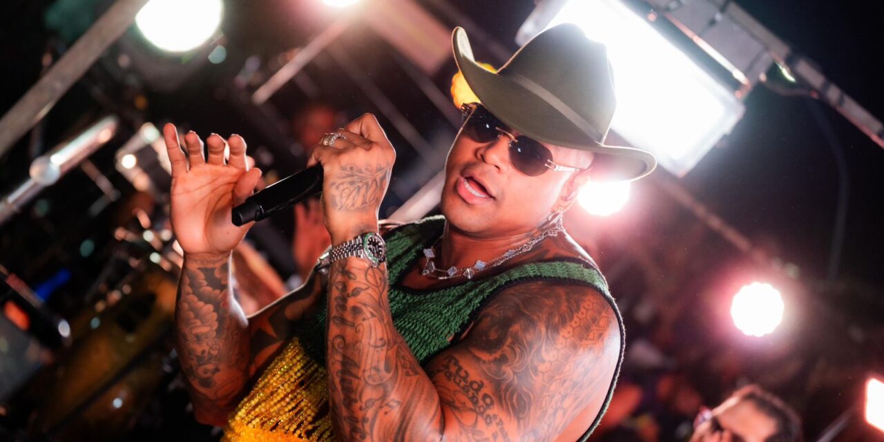 Léo Santana arrasta multidão no Fortal com o Bloco Vem com O Gigante