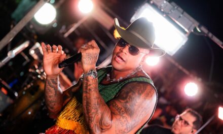 Léo Santana arrasta multidão no Fortal com o Bloco Vem com O Gigante