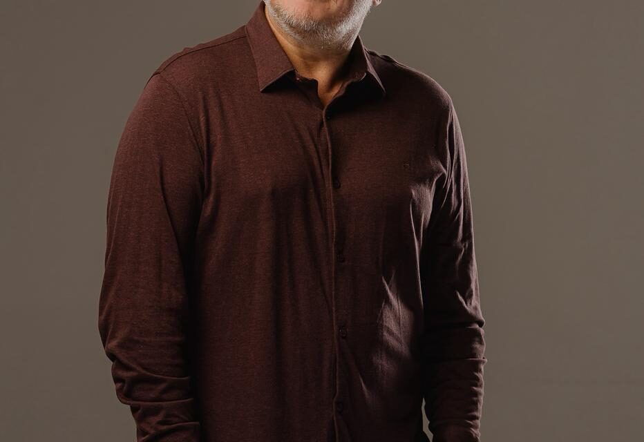 Hitmaker da música brasileira e diretor da UBC, Manno Góes estreia como romancista no livro “A Fraternidade”