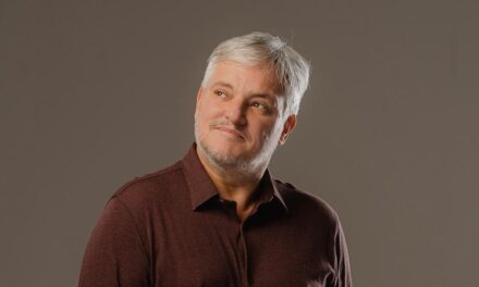 Hitmaker da música brasileira e diretor da UBC, Manno Góes estreia como romancista no livro “A Fraternidade”