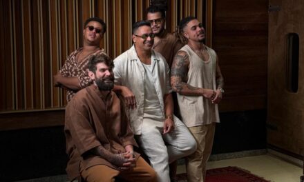 Banda Filhos do Brasil antecipa energia do verão em pagodão baiano gravado com Xanddy Harmonia