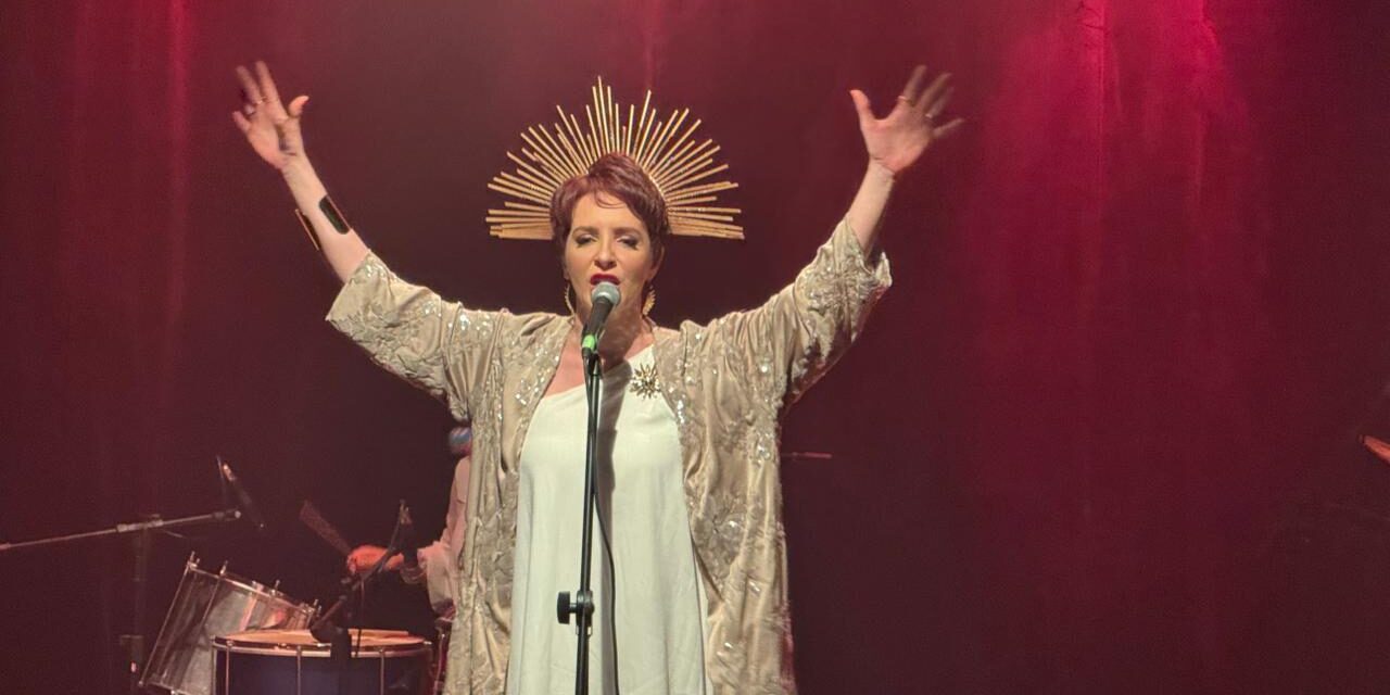 Cantora baiana Nefertiti encerra temporada no Teatro Sesi Rio Vermelho nesta sexta (12)