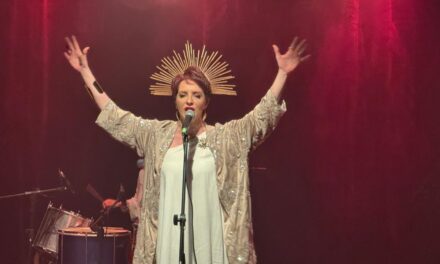 Cantora baiana Nefertiti encerra temporada no Teatro Sesi Rio Vermelho nesta sexta (12)