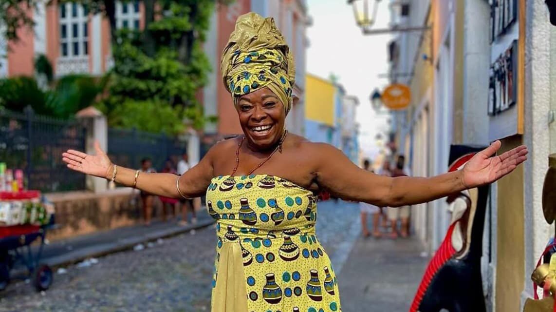 Últimas camisas à venda para a FeiJhôada da Negra Jhô no Pelourinho
