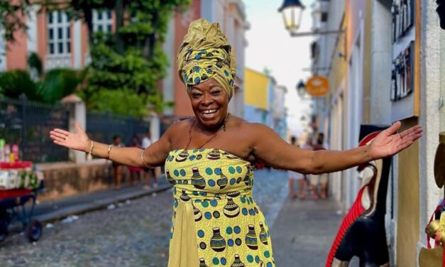 Últimas camisas à venda para a FeiJhôada da Negra Jhô no Pelourinho