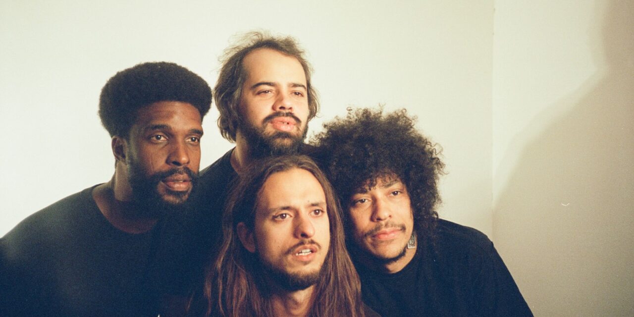 Boogarins leva rock psicodélico para o Pelourinho