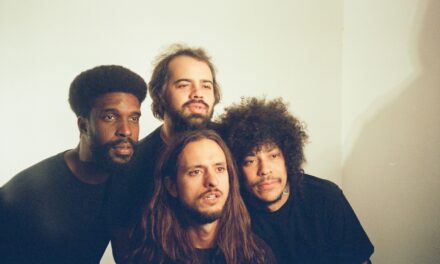 Boogarins leva rock psicodélico para o Pelourinho