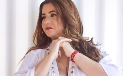 Belô Velloso apresenta Belô Odara no Teatro Dois de Julho