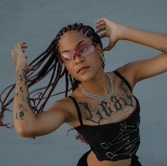 Liz Kaweria lança “Cherry”: um mergulho pop na sensualidade e na liberdade feminina