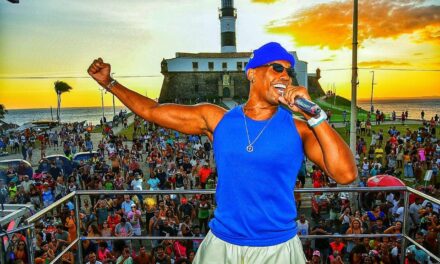 Já é Carnaval cidade: Milhares de foliões participam do Super Bololô da Salvador FM