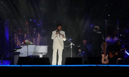 Emoção marca presença de 800 idosos levados pela Prefeitura para show de Roberto Carlos em Salvador