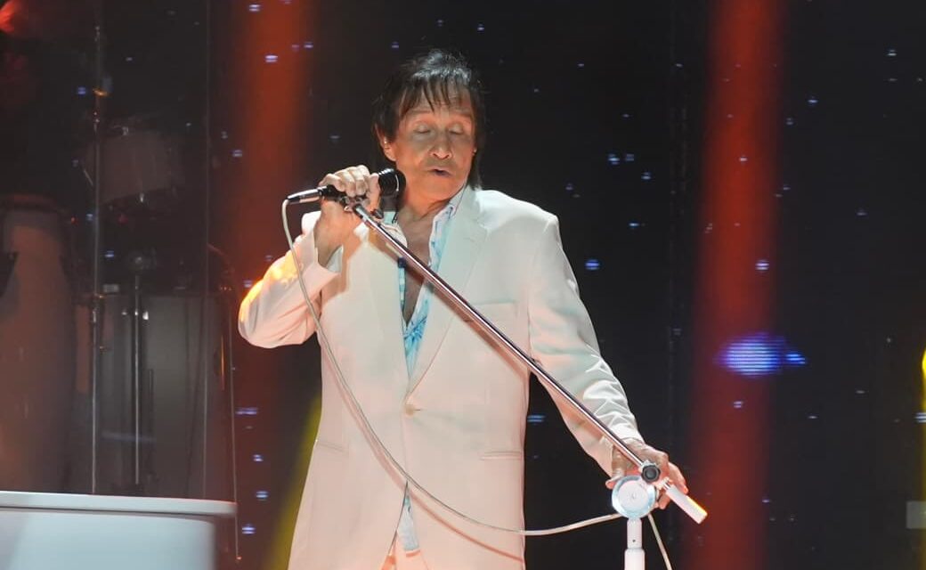 Roberto Carlos emociona público e encerra programação do Natal Salvador com apresentação histórica