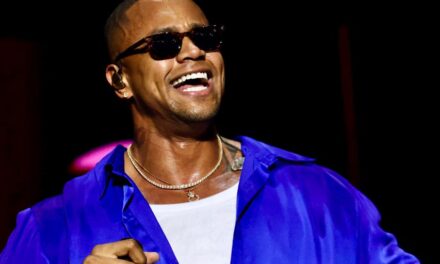 Segunda atração da noite no Festival Virada Salvador, Léo Santana relembra hits da carreira em show nostálgico