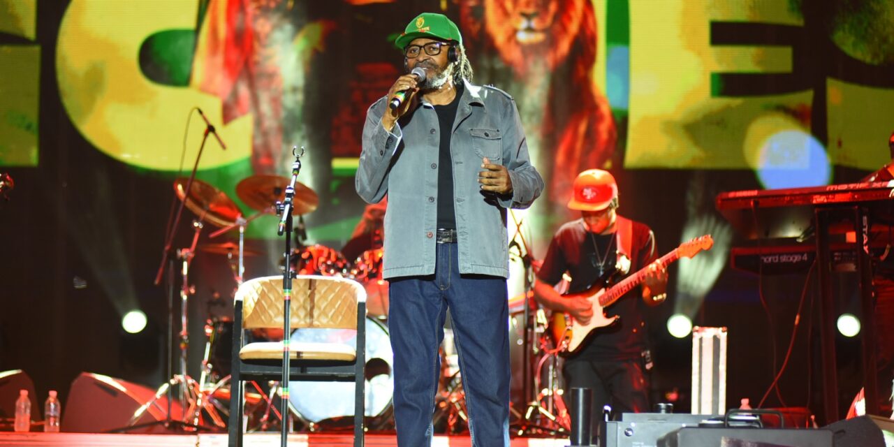 Edson Gomes abre segundo dia do Festival Virada Salvador e celebra estreia no evento